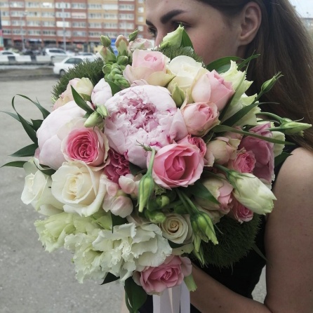 Букет невесты из пионов, эустом и роз